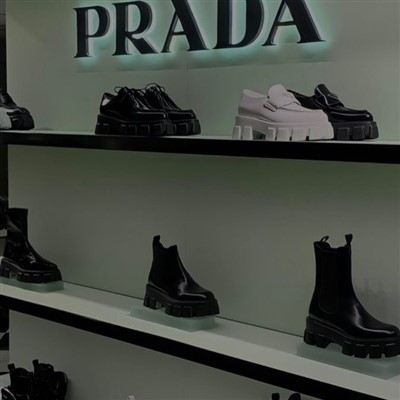 Cửa hàng túi xách trong phòng trưng bày