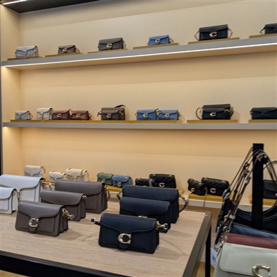 Nội thất cửa hàng túi xách nữ