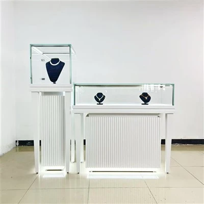 Trưng bày trang sức thiết kế hiện đại