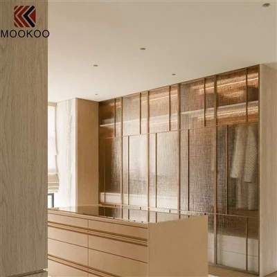 Cửa hàng trưng bày quần áo bằng gỗ và kim loại ở Ấn Độ
