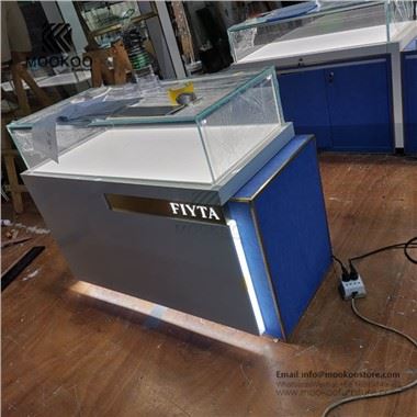 Phòng trưng bày đồng hồ sang trọng